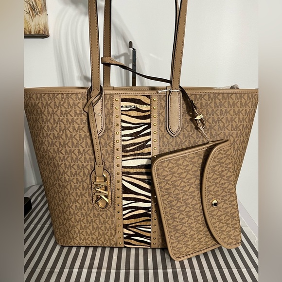 NWT Michael Kors Tote Retail $358 - Picture 1 of 3